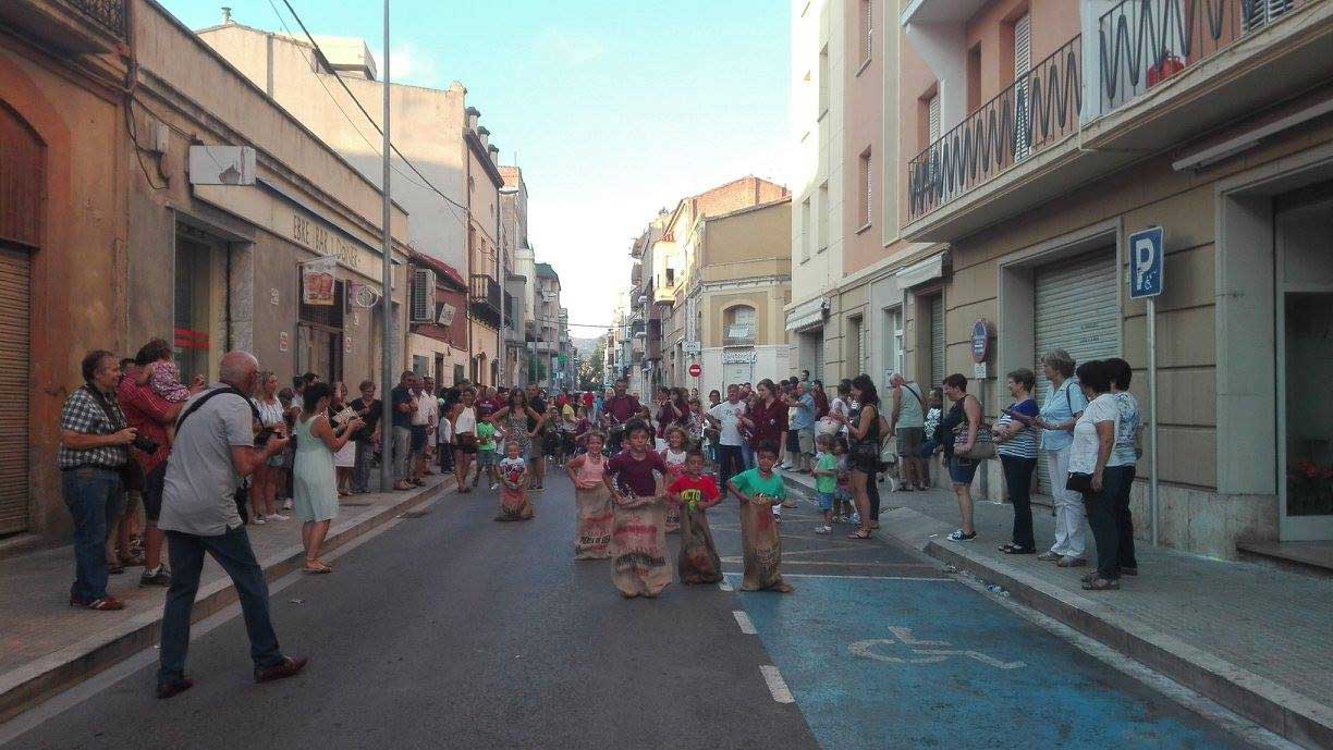 Jocs al carrer amb nens dels Castellers de Tortosa a Casa Maso